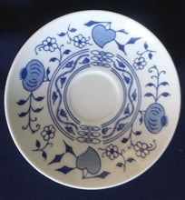 Lade das Bild in den Galerie-Viewer, ESPRESSO UNTERTASSE - Porzellan Inglazed, Traditionelles Zwiebelmuster Motiv Dekor