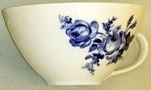 Lade das Bild in den Galerie-Viewer, TEETASSE - Porzellan Inglazed, Flora Rosenblumen Blüten Blatt Blätter Motiv Dekor