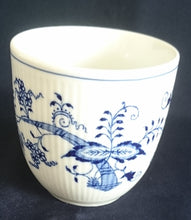 Lade das Bild in den Galerie-Viewer, KAFFEETASSE - Porzellan, Zwiebelmuster Senkrechte Linien Relief Motiv Dekor