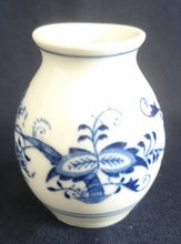 Lade das Bild in den Galerie-Viewer, KLEINE BLUMENVASE - Porzellan, Zwiebelmuster Motiv Dekor