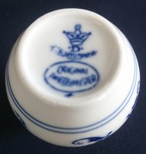 Lade das Bild in den Galerie-Viewer, KLEINE BLUMENVASE - Porzellan, Zwiebelmuster Motiv Dekor