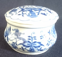 Lade das Bild in den Galerie-Viewer, PILLEN~ AUFBEWAHRUNGS-DÖSCHEN MIT DECKEL - Porzellan, Zwiebelmuster Motiv Dekor