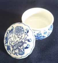 Lade das Bild in den Galerie-Viewer, PILLEN~ AUFBEWAHRUNGS-DÖSCHEN MIT DECKEL - Porzellan, Zwiebelmuster Motiv Dekor