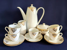 Lade das Bild in den Galerie-Viewer, 5er Set MOCCA KAFFEEKANNE MIT DECKEL & MILCHKÄNNCHEN & ZUCKERDOSE MIT DECKEL - Porzellan, Goldrand Geometrisch Abstrakt Symbol Zeichen Wappen Dekor Motiv