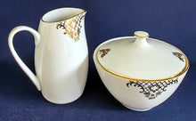 Lade das Bild in den Galerie-Viewer, 5er Set MOCCA KAFFEEKANNE MIT DECKEL & MILCHKÄNNCHEN & ZUCKERDOSE MIT DECKEL - Porzellan, Goldrand Geometrisch Abstrakt Symbol Zeichen Wappen Dekor Motiv