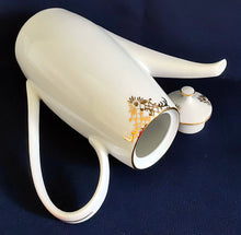 Lade das Bild in den Galerie-Viewer, 5er Set MOCCA KAFFEEKANNE MIT DECKEL & MILCHKÄNNCHEN & ZUCKERDOSE MIT DECKEL - Porzellan, Goldrand Geometrisch Abstrakt Symbol Zeichen Wappen Dekor Motiv