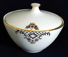 Lade das Bild in den Galerie-Viewer, 3er Set MILCHKÄNNCHEN & ZUCKERDOSE MIT DECKEL - Porzellan, Goldrand Geometrisch Abstrakt Symbol Zeichen Wappen Dekor Motiv