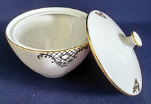 Lade das Bild in den Galerie-Viewer, 5er Set MOCCA KAFFEEKANNE MIT DECKEL & MILCHKÄNNCHEN & ZUCKERDOSE MIT DECKEL - Porzellan, Goldrand Geometrisch Abstrakt Symbol Zeichen Wappen Dekor Motiv