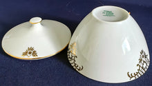 Lade das Bild in den Galerie-Viewer, ZUCKERDOSE MIT DECKEL - Porzellan, Goldrand Geometrisch Abstrakt Symbol Zeichen Wappen Dekor Motiv