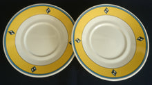 Lade das Bild in den Galerie-Viewer, 2er Set UNTERTASSEN - Porzellan, Gelber Breiter Schmaler Linien Rand Karo Diamant Motiv Dekor