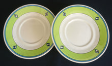Lade das Bild in den Galerie-Viewer, 2er Set UNTERTASSEN - Porzellan, Grüner Breiter Schmaler Linien Rand Karo Diamant Motiv Dekor