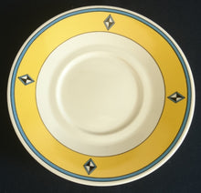 Lade das Bild in den Galerie-Viewer, 2er Set UNTERTASSEN - Porzellan, Gelber Breiter Schmaler Linien Rand Karo Diamant Motiv Dekor