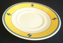 Lade das Bild in den Galerie-Viewer, 2er Set UNTERTASSEN - Porzellan, Gelber Breiter Schmaler Linien Rand Karo Diamant Motiv Dekor