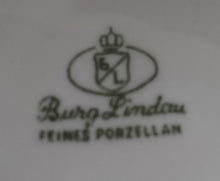 Lade das Bild in den Galerie-Viewer, UNTERTASSE - Porzellan, Abstrakt Kreise Linien Balken Doppelt Relief Motiv Dekor (BC)