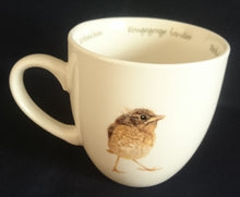 Lade das Bild in den Galerie-Viewer, KAFFEE SAMMELTASSE - Porzellan, Flora Fauna Vogel Vögel Rotkehlchen Rosenblumen Blüten Blatt Blätter Sprachen Aufschrift Motiv Dekor