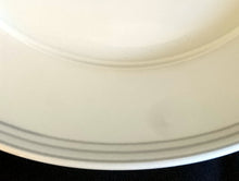 Lade das Bild in den Galerie-Viewer, 2er Set SPEISETELLER - Porzellan, Dreifacher Rand Linien Streifen Motiv Dekor