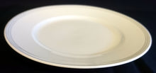 Lade das Bild in den Galerie-Viewer, SPEISETELLER - Porzellan, Dreifacher Rand Linien Streifen Motiv Dekor