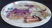 Lade das Bild in den Galerie-Viewer, SERVIERTABLETT - Metall / Blech, Lavendel Korb Buch Bücher Aufschrift Motiv Dekor