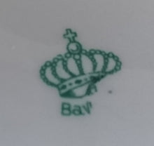 Lade das Bild in den Galerie-Viewer, UNTERTASSE - Porzellan, Goldrand Relief Flora Rose Blumenblüten Blatt Blätter Motiv Dekor (nBC)