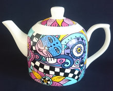 Lade das Bild in den Galerie-Viewer, TEEKANNE MIT DECKEL "Hamburg" - Porzellan, Abstrakt Geometrisch Symbole Motiv Dekor