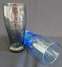 Lade das Bild in den Galerie-Viewer, GETRÄNKEGLAS COCA COLA - Hartglas, Halbe Flaschen Kronkorken Form Relief Schriftzug Motiv Dekor