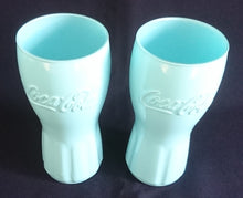 Lade das Bild in den Galerie-Viewer, 2er Set GETRÄNKEGLÄSER COCA COLA - Hartglas, Cremefarbende Coca Cola Aufschrift Motiv Dekor
