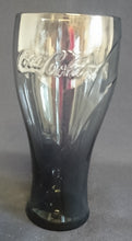 Lade das Bild in den Galerie-Viewer, GETRÄNKEGLAS COCA COLA - Hartglas, Geschwungener Balken Tulpenform Coca Cola Inschrift Relief Motiv Dekor