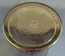 Lade das Bild in den Galerie-Viewer, GETRÄNKEGLAS COCA COLA - Hartglas, Geschwungener Balken Tulpenform Coca Cola Inschrift Relief Motiv Dekor