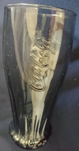 Lade das Bild in den Galerie-Viewer, 2er Set GETRÄNKEGLÄSER COCA COLA - Hartglas, Halbe Flaschen Kronkorken Form Relief Schriftzug Motiv Dekor (BC)