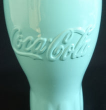 Lade das Bild in den Galerie-Viewer, 2er Set GETRÄNKEGLÄSER COCA COLA - Hartglas, Cremefarbende Coca Cola Aufschrift Motiv Dekor