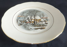 Lade das Bild in den Galerie-Viewer, 2er Set DESSERTTELLER "Created Exclusively for AVON" - Porzellan, Goldrand Linien Winterschnee Haus Scheune Bauernhof Baum Bäume Landschaft Motiv Dekor