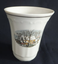 Lade das Bild in den Galerie-Viewer, KLEINE VASE "Created Exclusively for AVON" - Porzellan, Goldrand Linien Winterschnee Haus Scheune Bauernhof Baum Bäume Landschaft Motiv Dekor