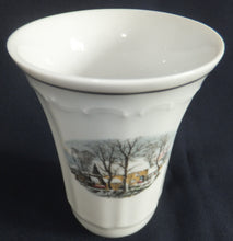 Lade das Bild in den Galerie-Viewer, KLEINE VASE "Created Exclusively for AVON" - Porzellan, Goldrand Linien Winterschnee Haus Scheune Bauernhof Baum Bäume Landschaft Motiv Dekor