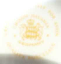 Lade das Bild in den Galerie-Viewer, 2er Set KLEINE VASEN "Created Exclusively for AVON" - Porzellan, Goldrand Linien Winterschnee Haus Scheune Bauernhof Baum Bäume Landschaft Motiv Dekor