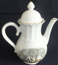 Lade das Bild in den Galerie-Viewer, KAFFEEKANNE MIT DECKEL "Created Exclusively for AVON" - Porzellan, Goldrand Linien Winterschnee Haus Scheune Bauernhof Baum Bäume Landschaft Motiv Dekor (BC)