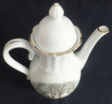 Lade das Bild in den Galerie-Viewer, KAFFEEKANNE MIT DECKEL "Created Exclusively for AVON" - Porzellan, Goldrand Linien Winterschnee Haus Scheune Bauernhof Baum Bäume Landschaft Motiv Dekor (BC)