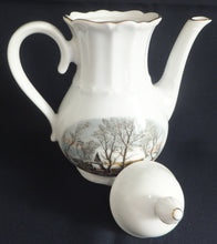 Lade das Bild in den Galerie-Viewer, KAFFEEKANNE MIT DECKEL "Created Exclusively for AVON" - Porzellan, Goldrand Linien Winterschnee Haus Scheune Bauernhof Baum Bäume Landschaft Motiv Dekor (BC)