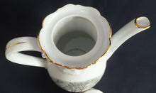 Lade das Bild in den Galerie-Viewer, KAFFEEKANNE MIT DECKEL "Created Exclusively for AVON" - Porzellan, Goldrand Linien Winterschnee Haus Scheune Bauernhof Baum Bäume Landschaft Motiv Dekor (BC)