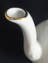 Lade das Bild in den Galerie-Viewer, KAFFEEKANNE MIT DECKEL "Created Exclusively for AVON" - Porzellan, Goldrand Linien Winterschnee Haus Scheune Bauernhof Baum Bäume Landschaft Motiv Dekor (BC)