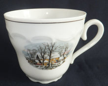 Lade das Bild in den Galerie-Viewer, KAFFEETASSE "Created Exclusively for AVON" - Porzellan, Goldrand Linien Winterschnee Haus Scheune Bauernhof Baum Bäume Landschaft Motiv Dekor