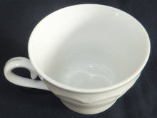 Lade das Bild in den Galerie-Viewer, KAFFEETASSE "Created Exclusively for AVON" - Porzellan, Goldrand Linien Winterschnee Haus Scheune Bauernhof Baum Bäume Landschaft Motiv Dekor