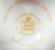 Lade das Bild in den Galerie-Viewer, 2er Set KAFFEETASSEN "Created Exclusively for AVON" - Porzellan, Goldrand Linien Winterschnee Haus Scheune Bauernhof Baum Bäume Landschaft Motiv Dekor