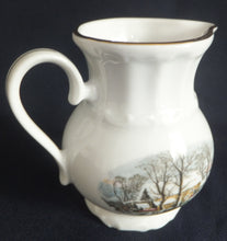Lade das Bild in den Galerie-Viewer, MILCHKÄNNCHEN "Created Exclusively for AVON" - Porzellan, Goldrand Linien Winterschnee Haus Scheune Bauernhof Baum Bäume Landschaft Motiv Dekor