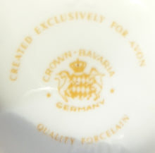 Lade das Bild in den Galerie-Viewer, MILCHKÄNNCHEN "Created Exclusively for AVON" - Porzellan, Goldrand Linien Winterschnee Haus Scheune Bauernhof Baum Bäume Landschaft Motiv Dekor