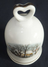 Lade das Bild in den Galerie-Viewer, SAMMEL- WEIHNACHTSGLOCKE "Created Exclusively for AVON" - Porzellan, Goldrand Linien Winterschnee Haus Scheune Bauernhof Baum Bäume Landschaft Motiv Dekor