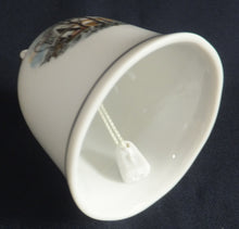 Lade das Bild in den Galerie-Viewer, SAMMEL- WEIHNACHTSGLOCKE "Created Exclusively for AVON" - Porzellan, Goldrand Linien Winterschnee Haus Scheune Bauernhof Baum Bäume Landschaft Motiv Dekor
