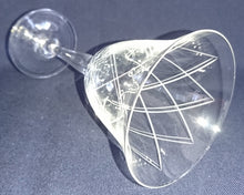 Lade das Bild in den Galerie-Viewer, 2er Set WEIßWEIN~ GETRÄNKEGLÄSER - Hartglas, Geschliffen Linien Streifen Karo Motiv Dekor