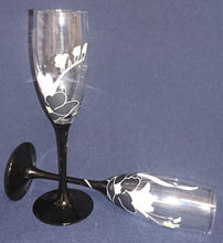 Lade das Bild in den Galerie-Viewer, SEKT~ GETRÄNKEGLAS - Hartglas, Orchideenblüten Blumen Pflanzen Blatt Blätter Motiv Dekor