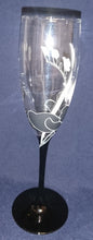 Lade das Bild in den Galerie-Viewer, SEKT~ GETRÄNKEGLAS - Hartglas, Orchideenblüten Blumen Pflanzen Blatt Blätter Motiv Dekor