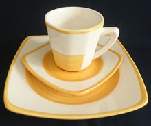 Lade das Bild in den Galerie-Viewer, 3er KAFFEEGEDECK - Keramik / Steingut, Wirbel Kreise Spirale Rand Motiv Dekor